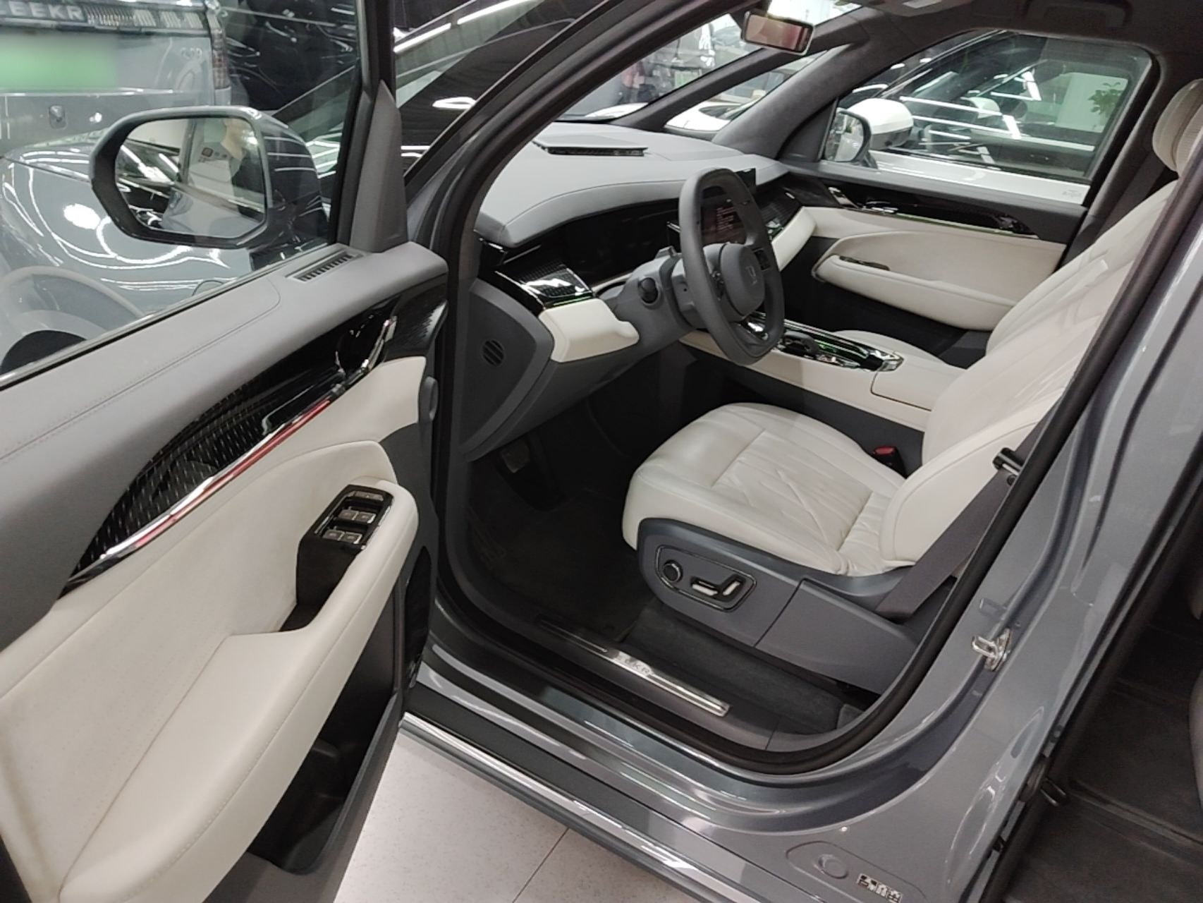 Zeekr 009 2024 7-Seater Walk-Through Version Four-Wheel Drive 108 kWh — снимка 18