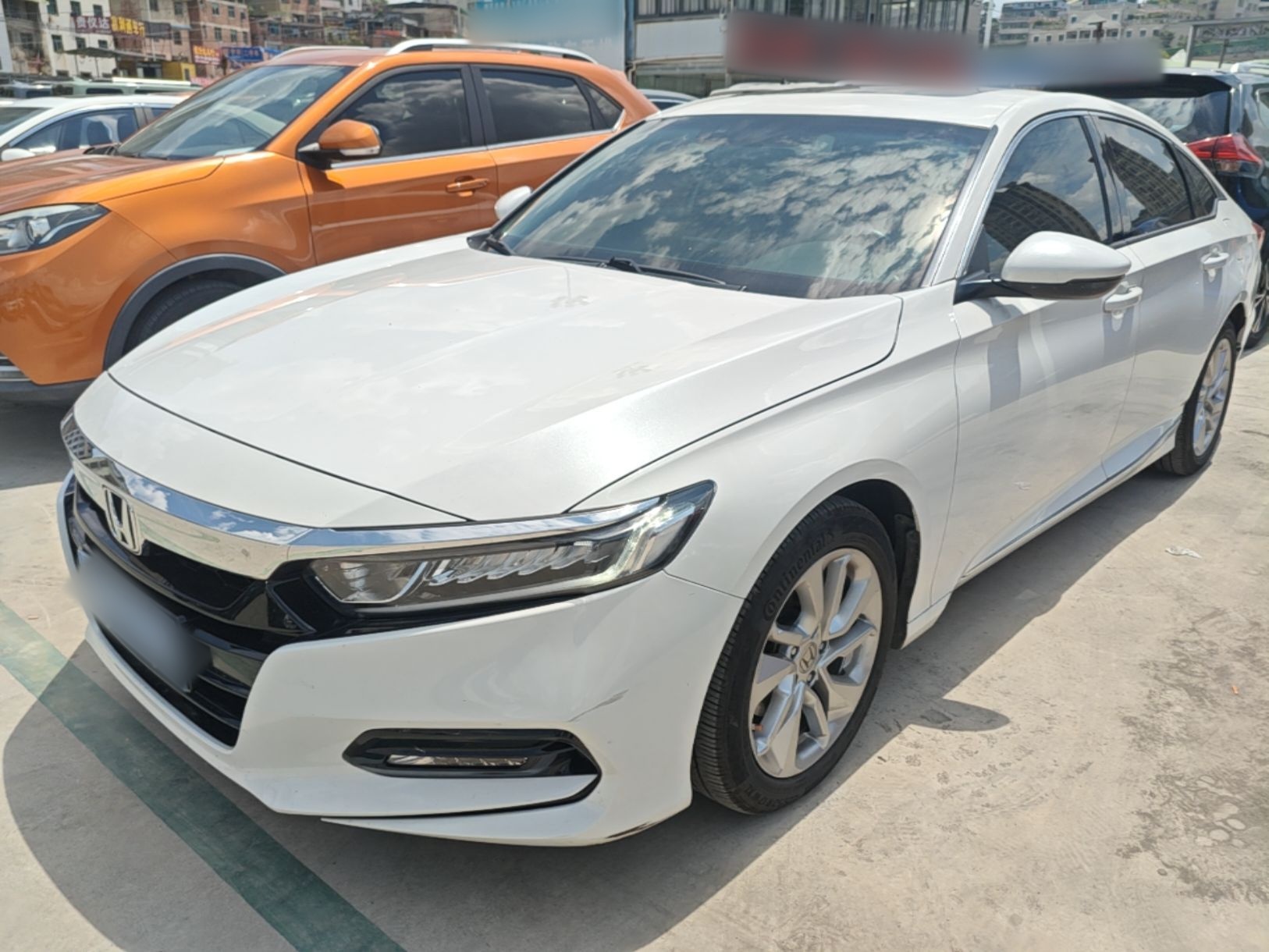 Под передней частью автомобиля