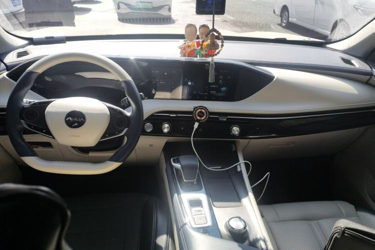 Used Dongfeng Aeolus Huge 2022 Mach Dual-Motor 1.5T MHD Dare-to-Dream Edition Center Console