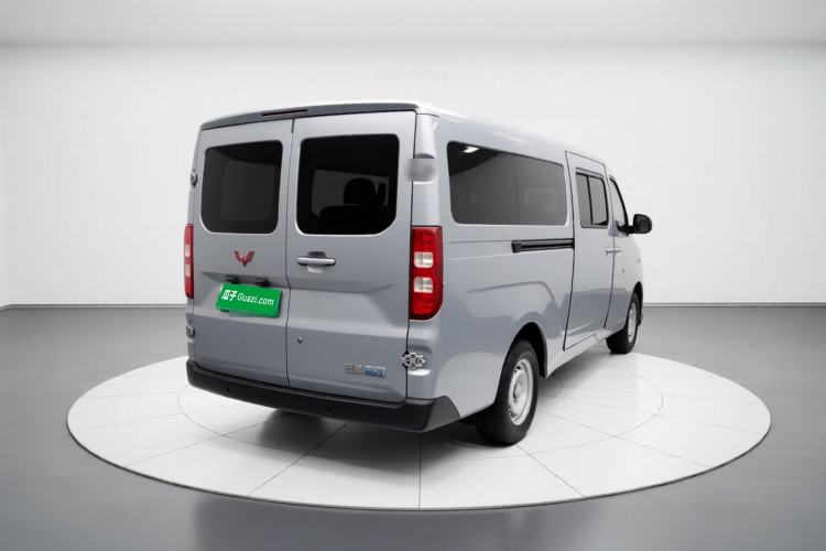 Used Wuling Yangguang 2024 300KM Comfort Version Passenger Van 75kW
