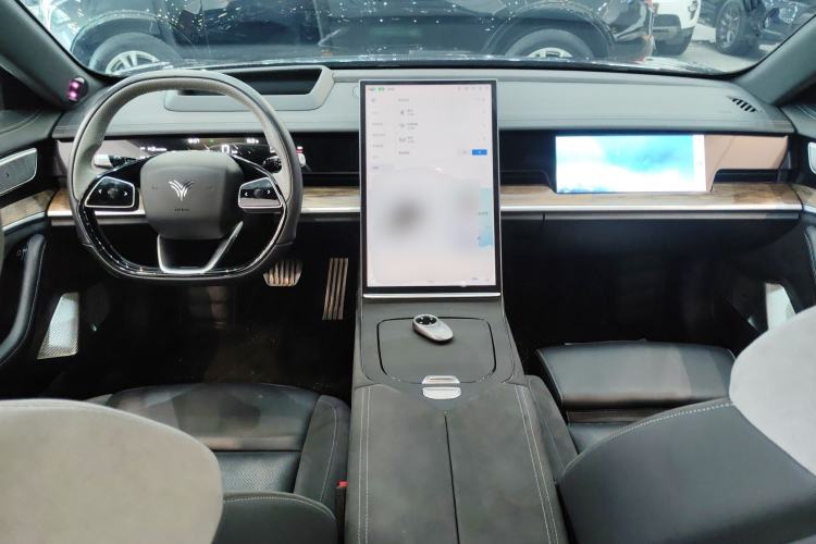 Used NETA S 2022 All-Electric 715 km Range Rear-Drive Deluxe Version Center Console