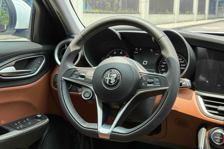 Used Alfa Romeo Giulia 2017 2.0T 200HP Luxury Edition
