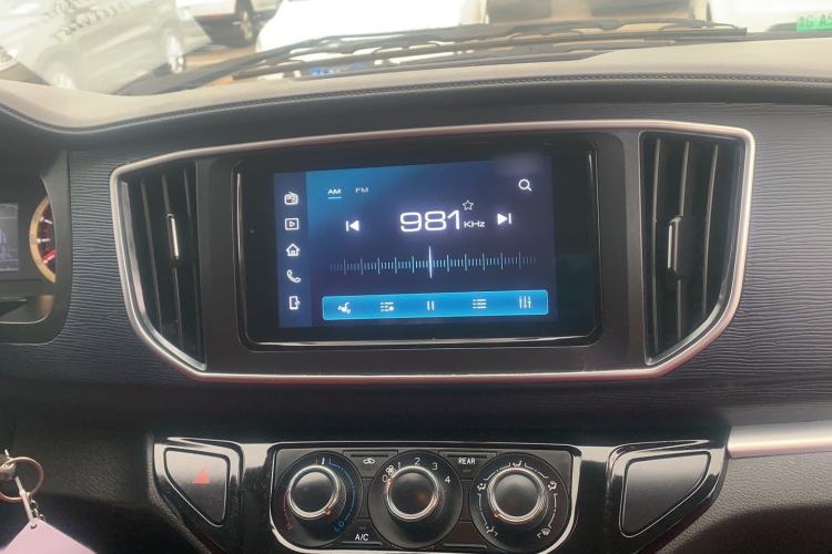 Used FORTHING Lingzhi 2023 M5L 1.6L Comfort 9-Seater Interior 3