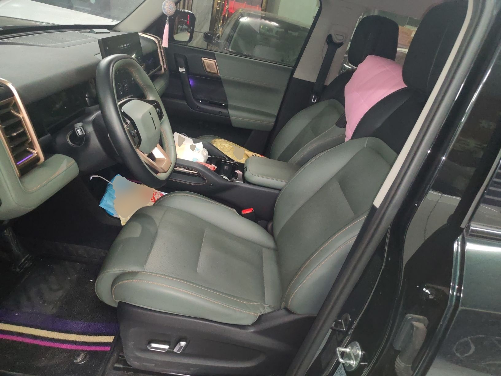 المقاعد الأمامية داخل السيارة