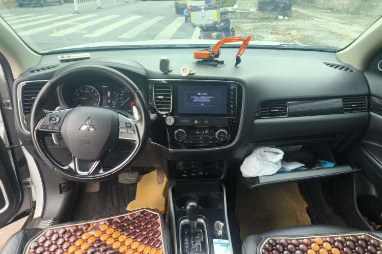 Used Mitsubishi Outlander 2018 2.4L 4x4 Luxury Edition 7-Seater
