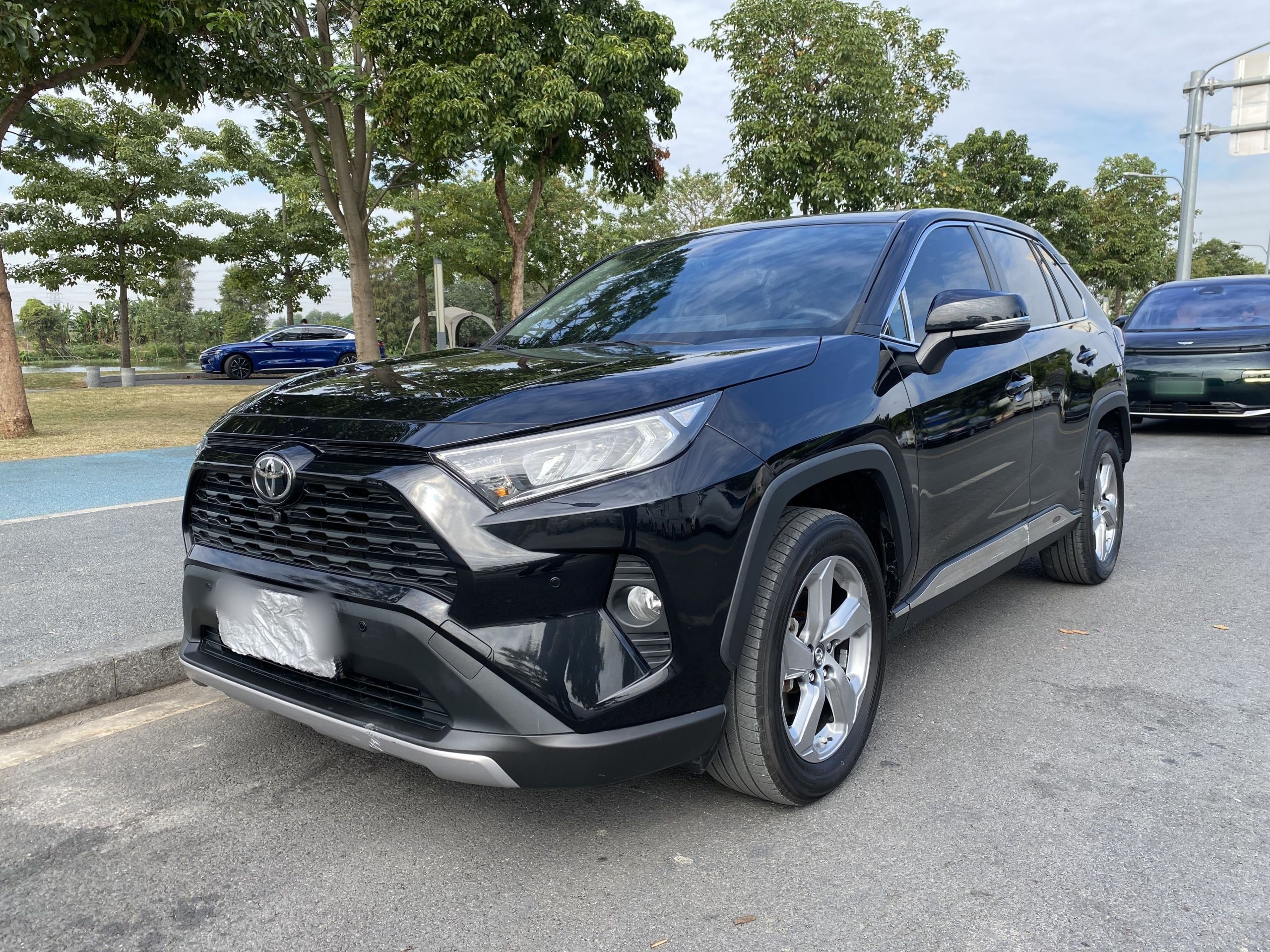 Под передней частью автомобиля