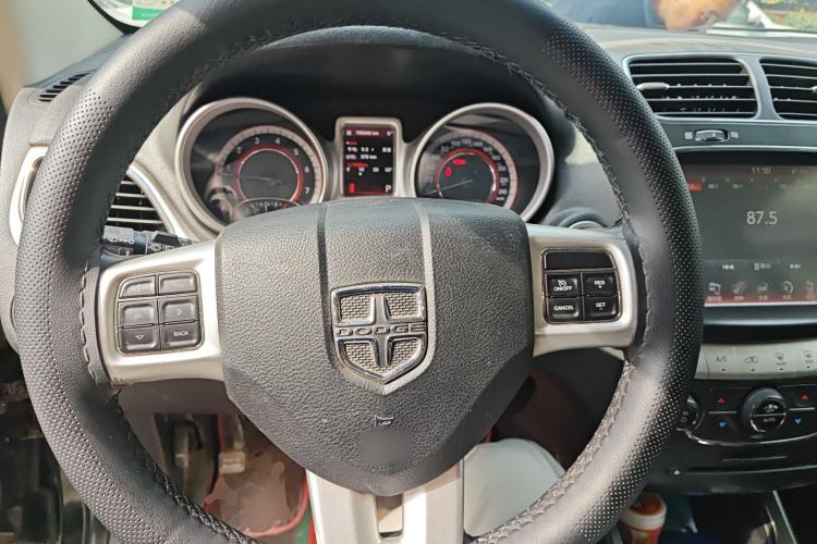 Used Dodge Journey 2013 2.4L Two-Wheel Drive Luxury Version Steering Wheel