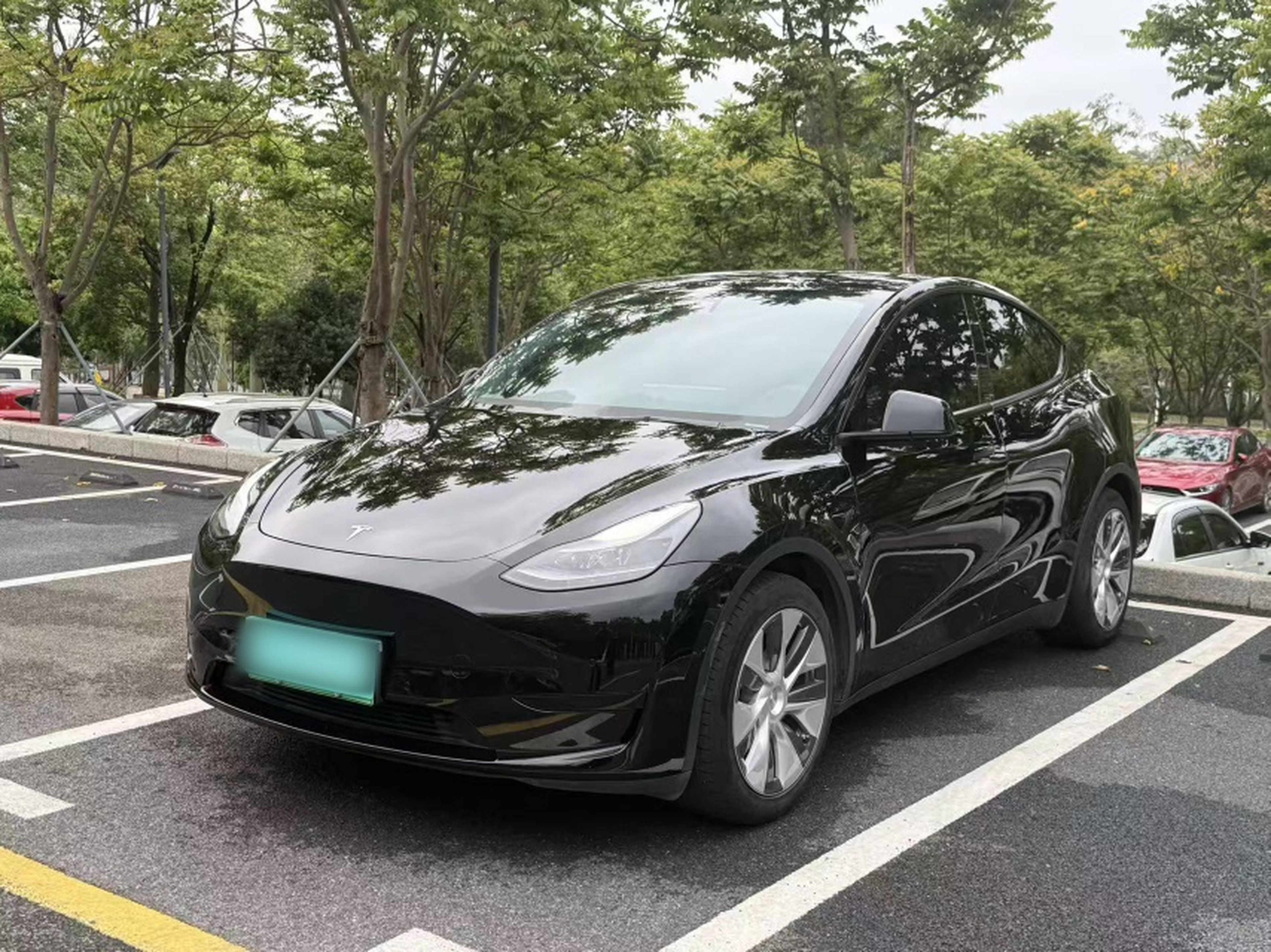 Под передней частью автомобиля