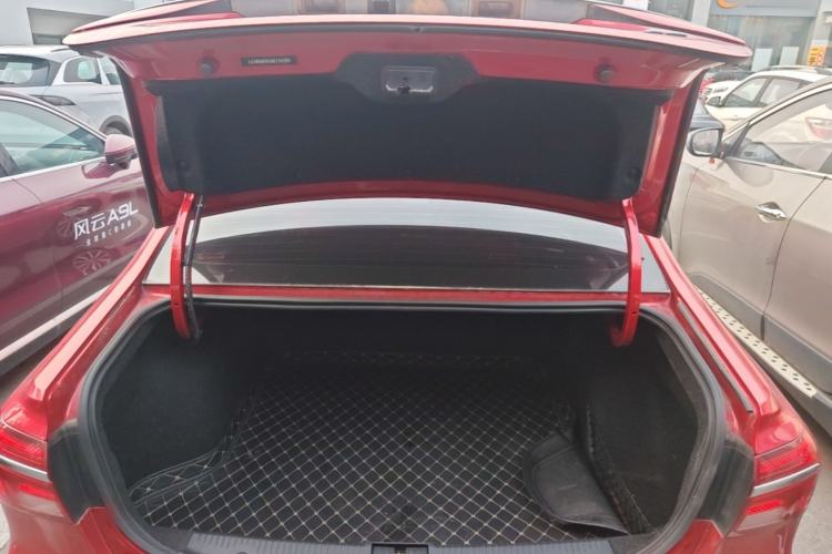 Used Roewe i6 2017 20T Automatic Internet ZhiZun Edition Trunk