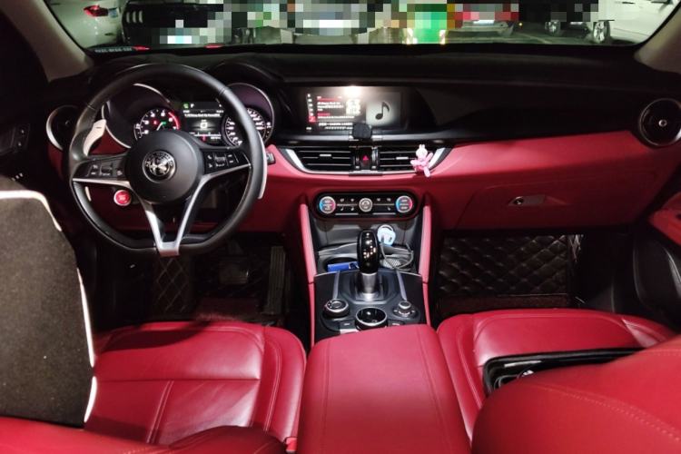 Used Alfa Romeo Stelvio 2017 2.0T 280HP Luxury Edition Center Console