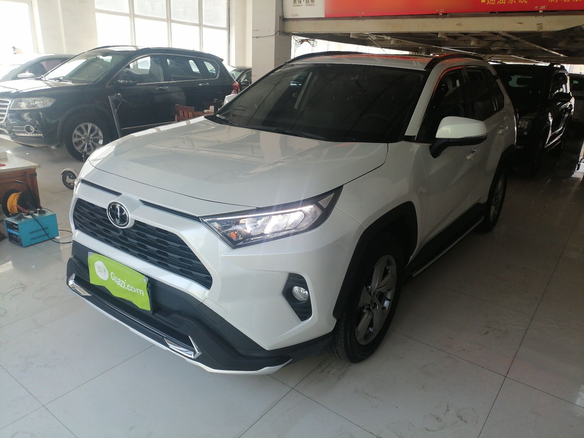 تحت مقدمة السيارة