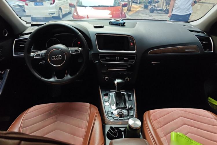 Used Audi Q5 2013 40 TFSI Comfort Edition Center Console