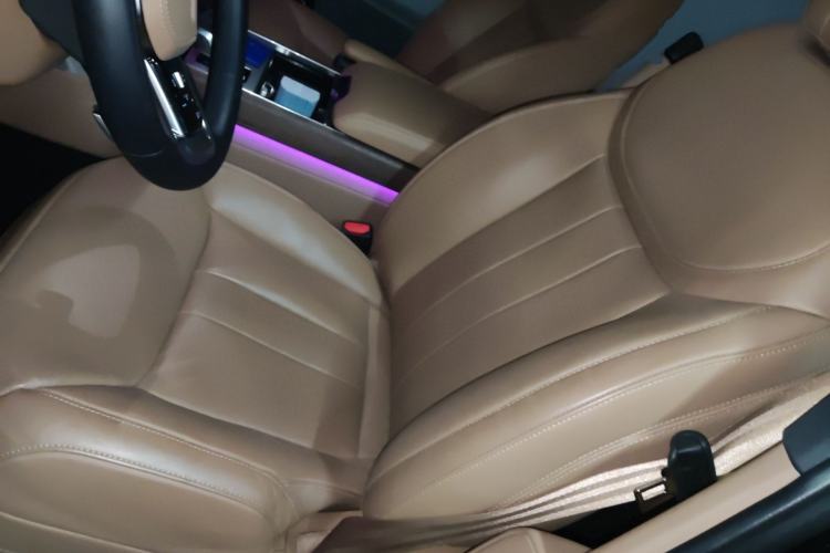 Used Land Rover Range 2025 3.0 L6 400 PS Extended Luxury Version 7-Seater Left Front Seat