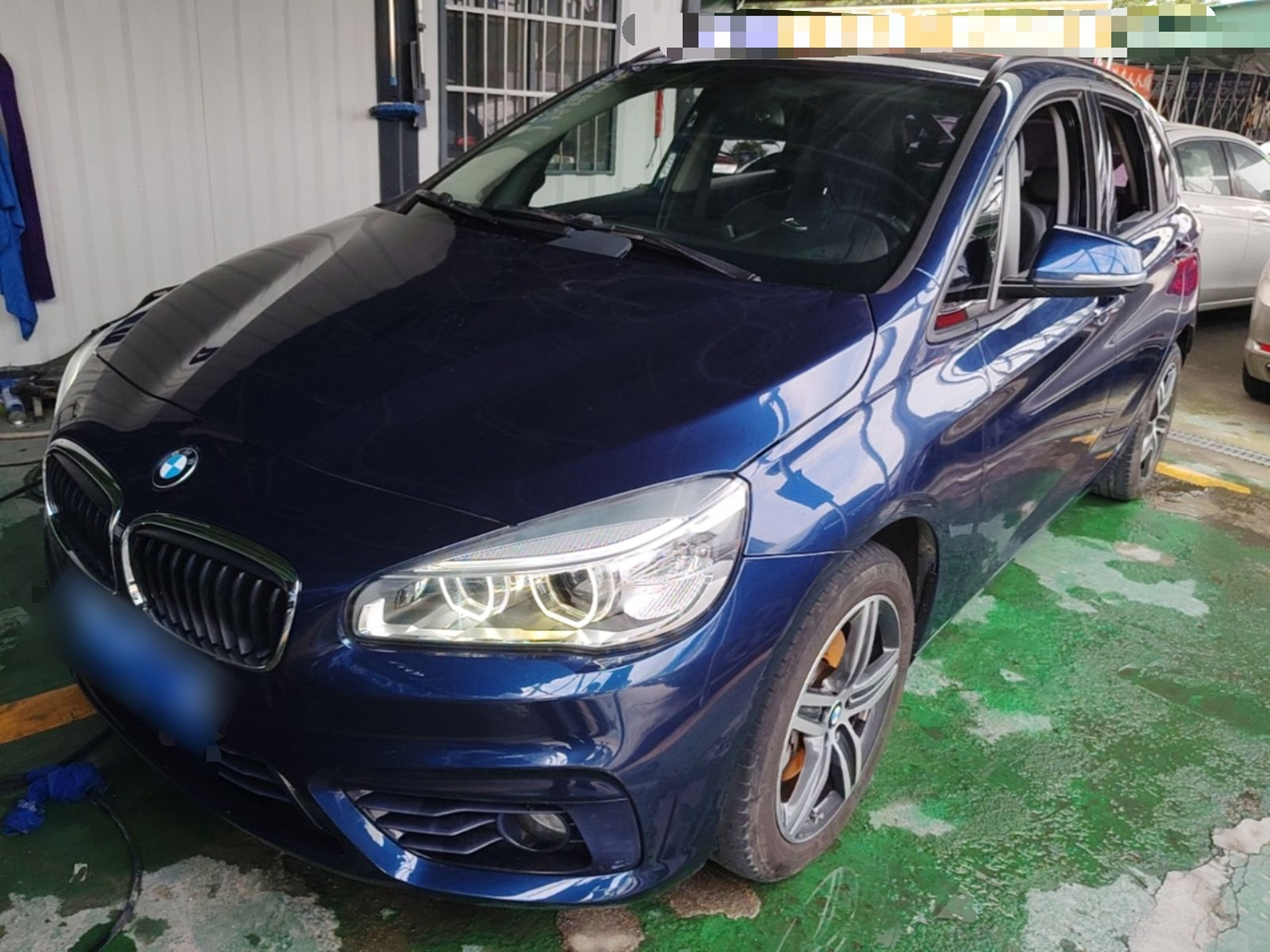 Под передней частью автомобиля