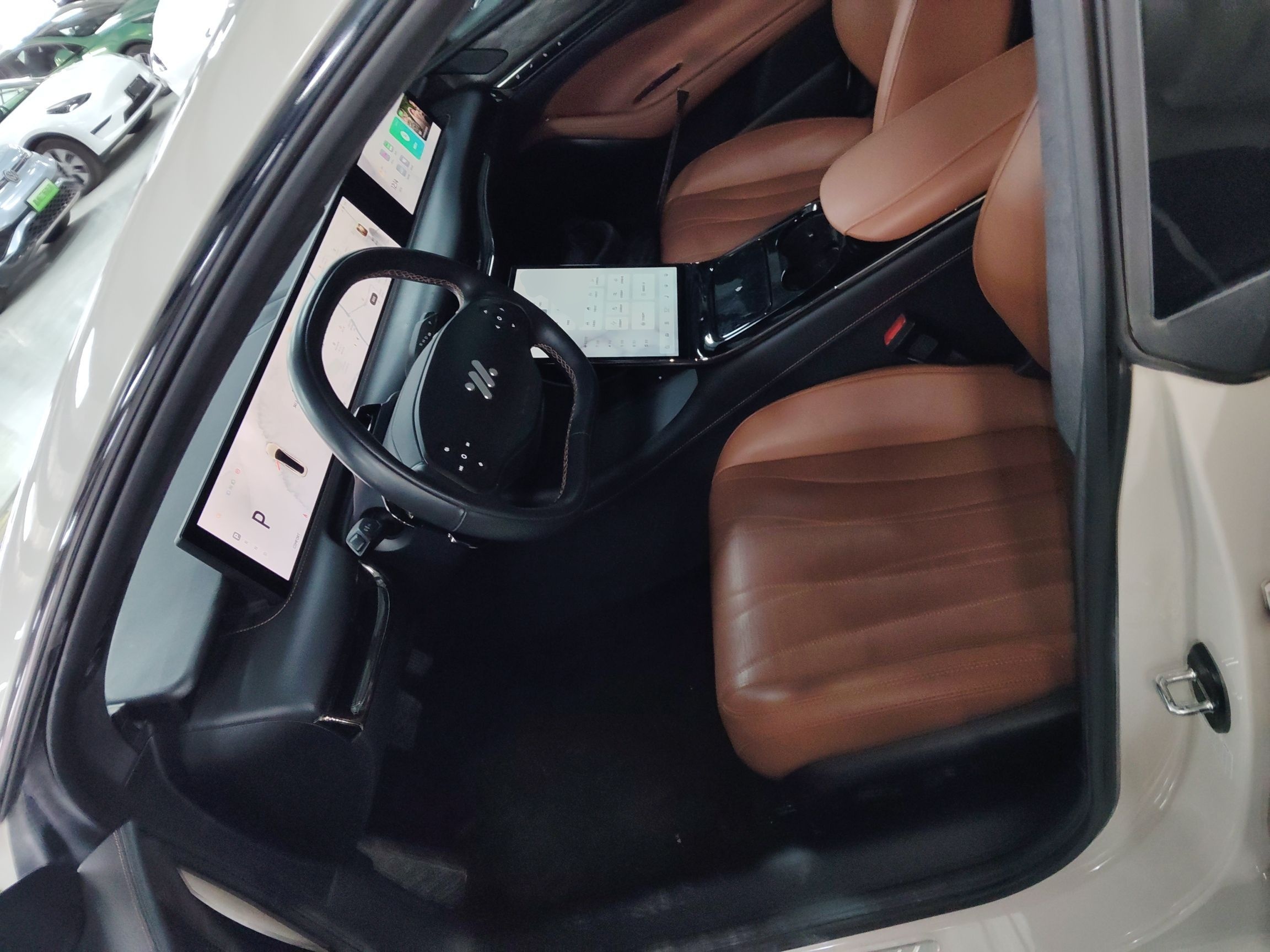 المقاعد الأمامية داخل السيارة