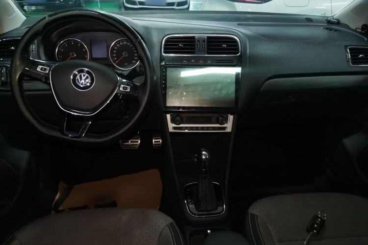 Used Volkswagen Polo 2014 1.6L Cross Polo Automatic Center Console