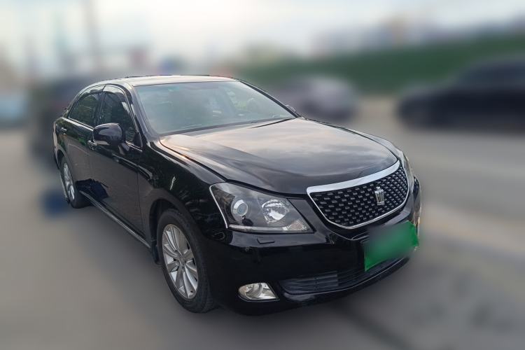 Used Toyota Crown 2011 2.5L Royal Special Edition with Leather and Sunroof Front Right 45 Deg