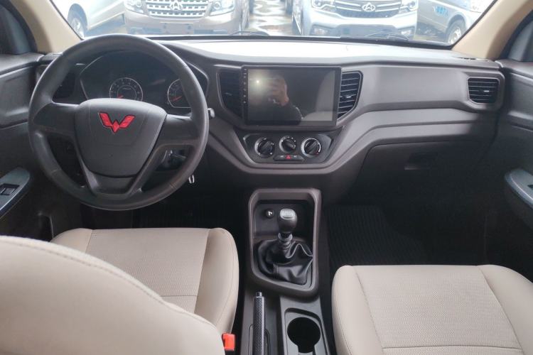 Used Wuling Hongguang V 2022 1.5L Jingqu Edition Electric-Assist LAR Center Console