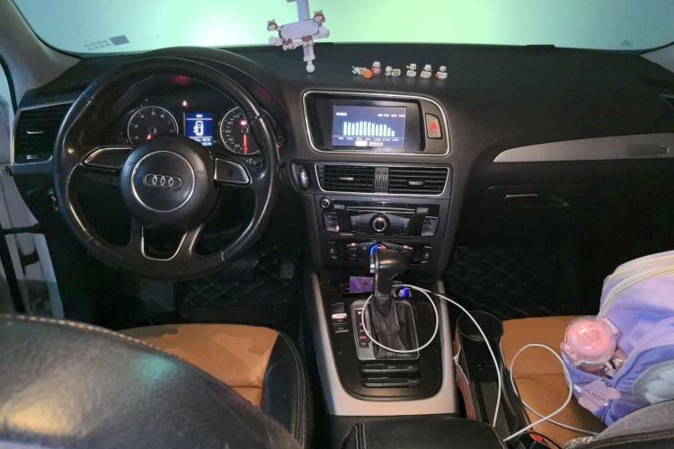 Used Audi Q5 2013 40 TFSI Ambition Center Console