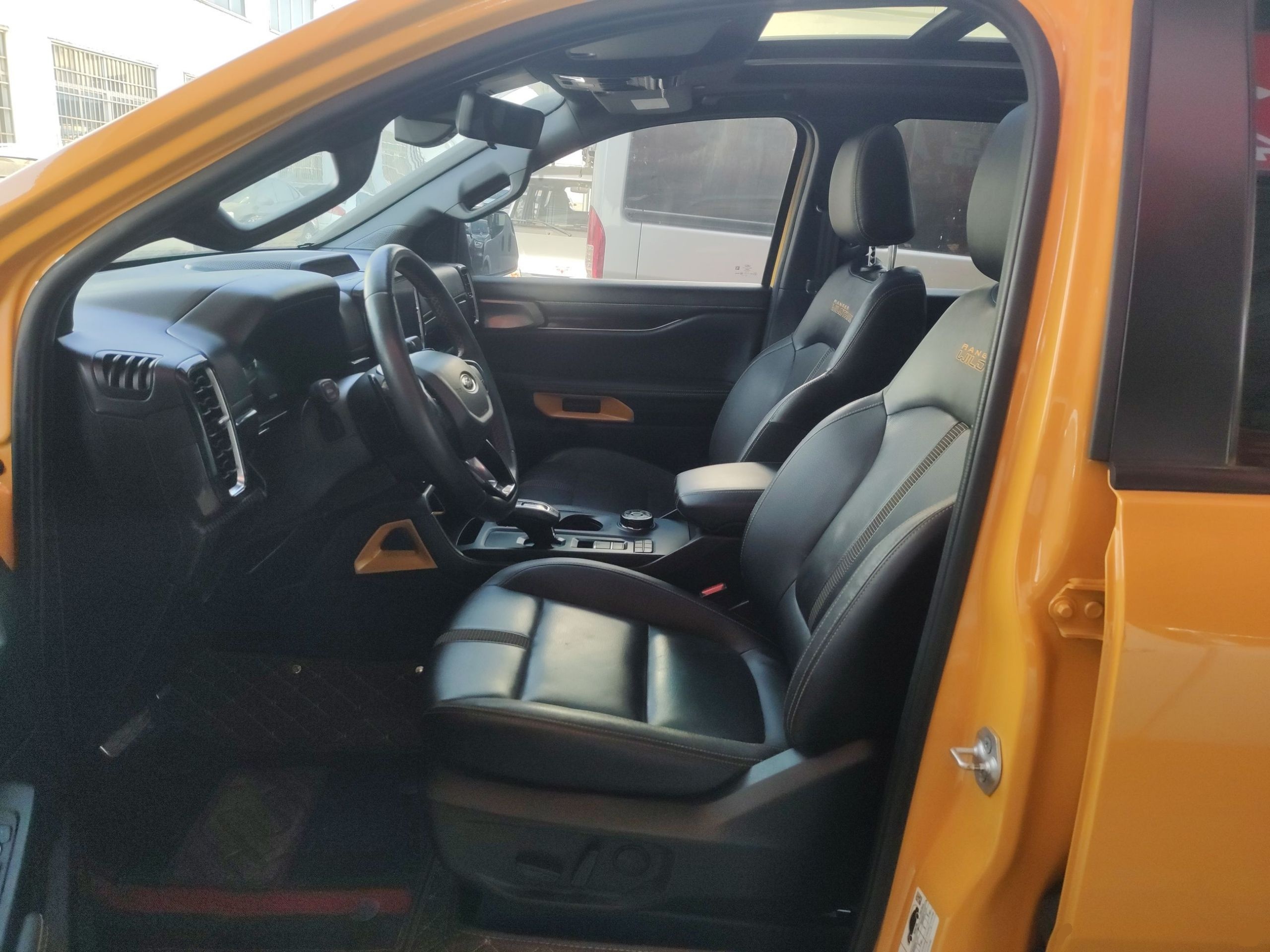 المقاعد الأمامية داخل السيارة