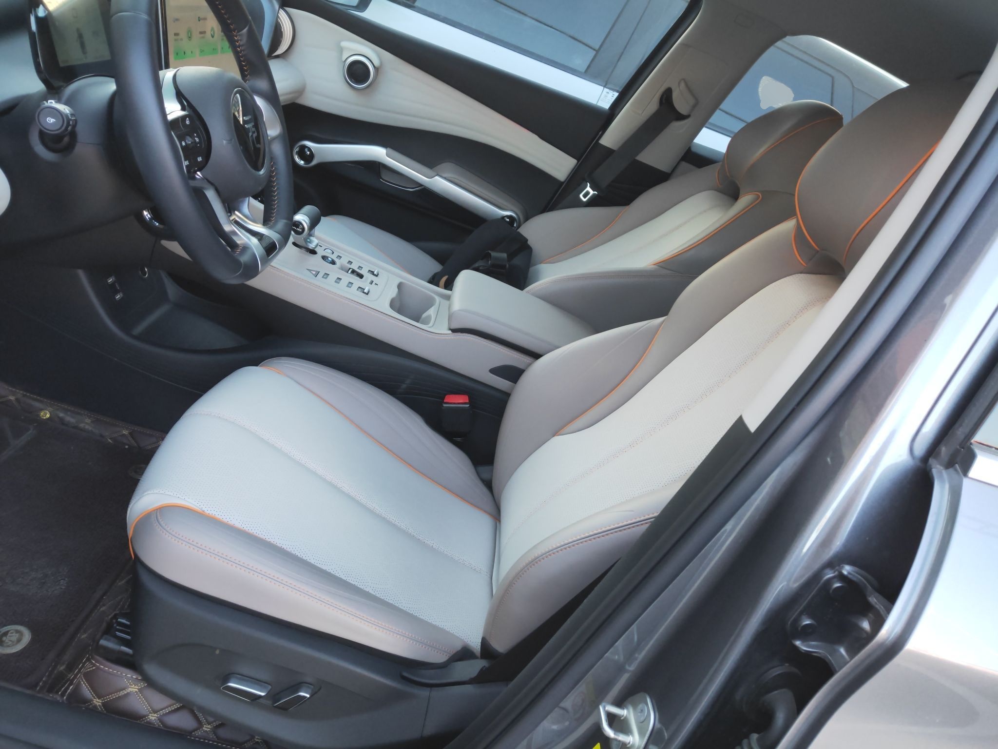 Переднее сиденье в автомобиле