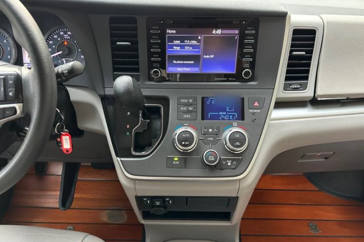 Used Toyota Sienna 2019 3.5L Two-Wheel Drive LE Trim 7 Seats U.S. Specification
