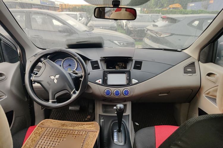 Used Mitsubishi Zinger 2011 2.0L Automatic Luxury Version Center Console