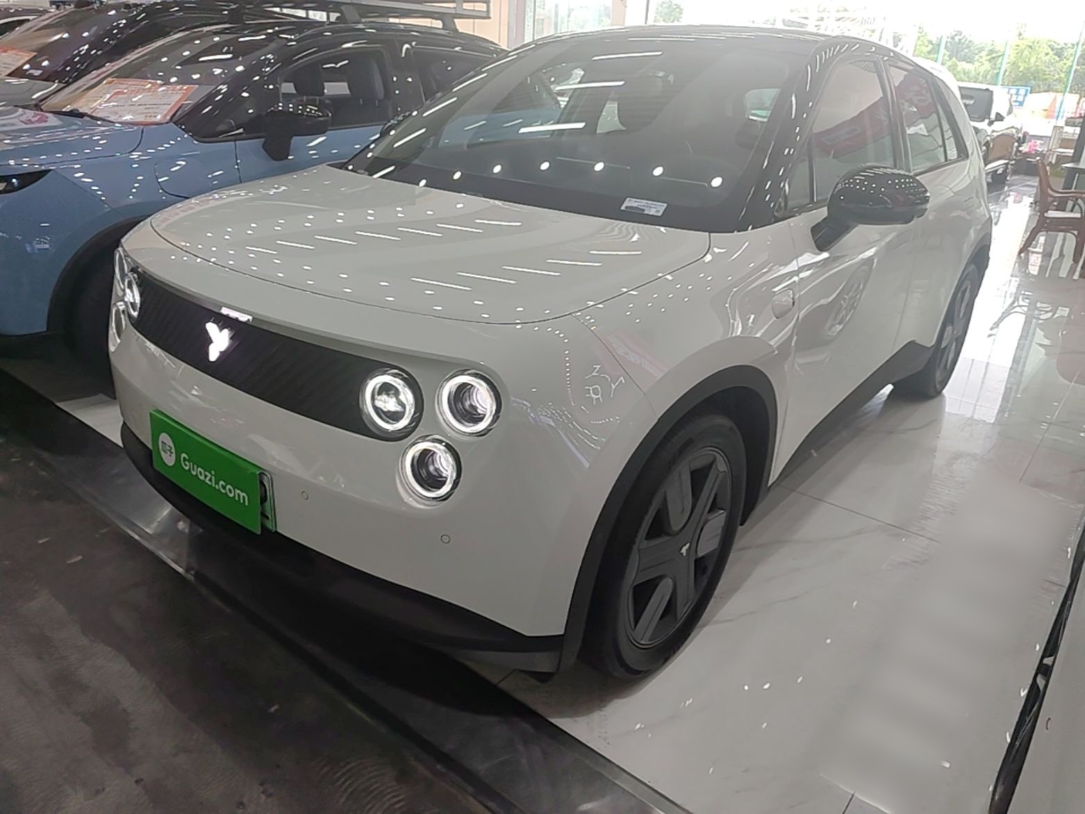 Unter der Vorderseite des Autos