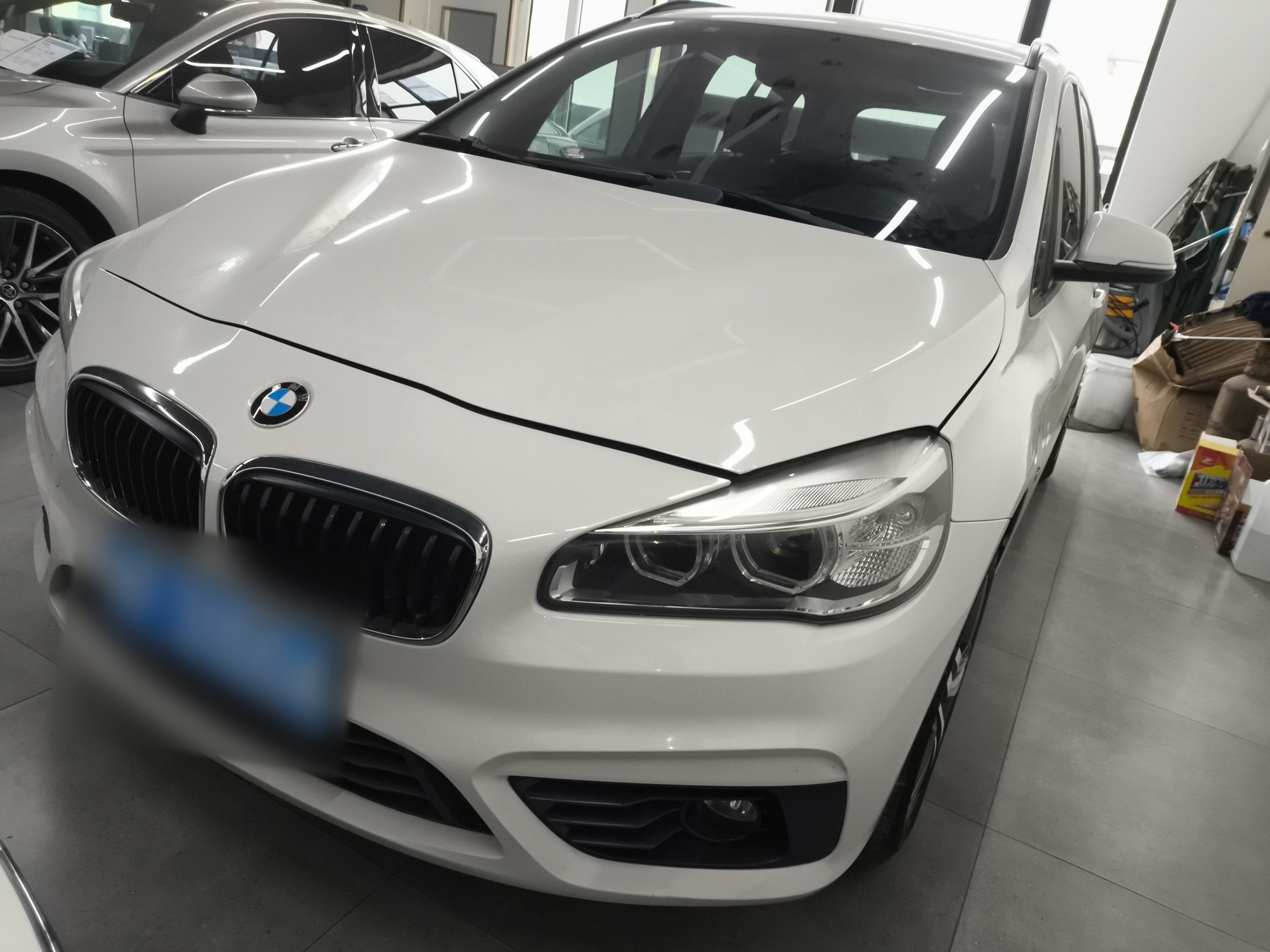 Под передней частью автомобиля