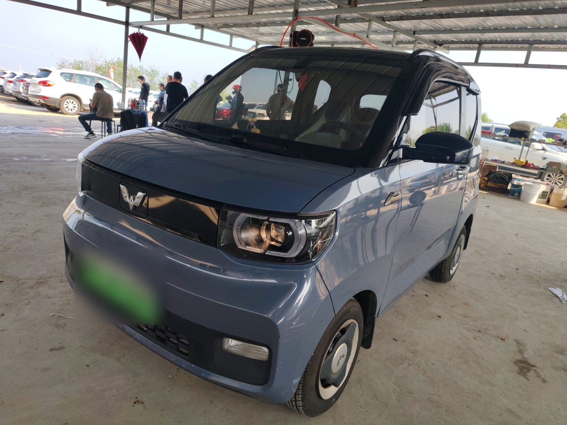 Под передней частью автомобиля