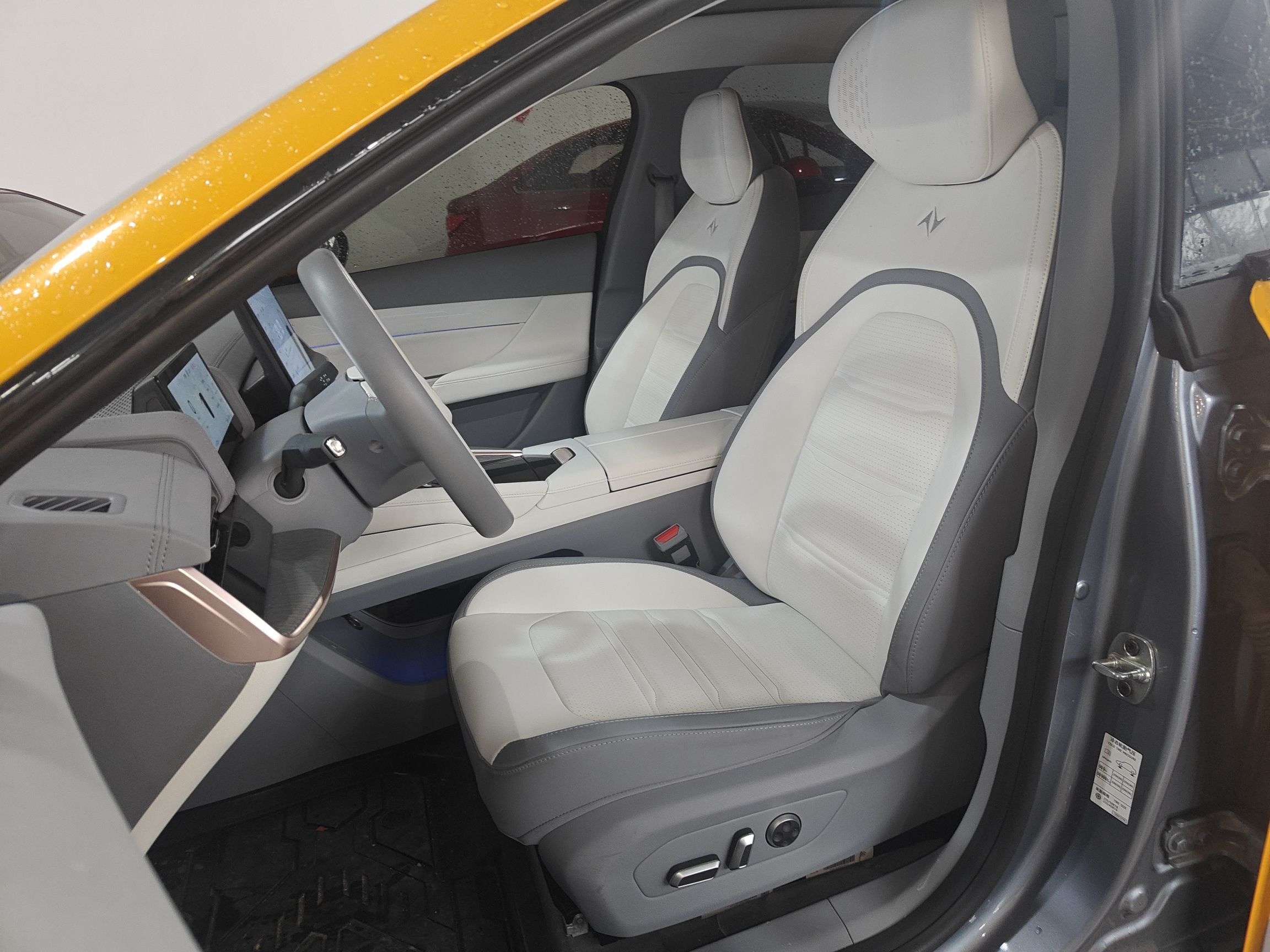 المقاعد الأمامية داخل السيارة