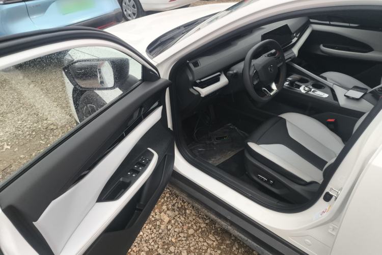 Used Changan UNI-V iDD 2024 Blue Whale Smart Electric iDD 136km ZhiKu Model