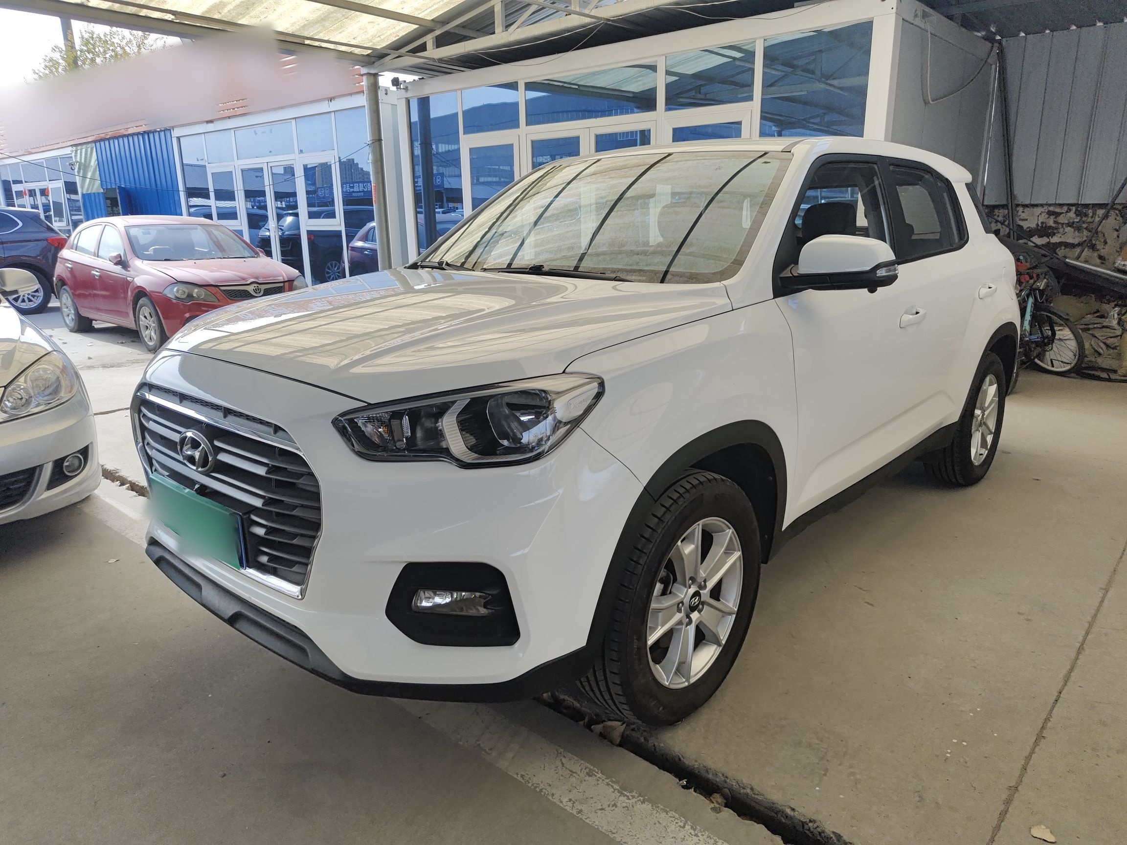 تحت مقدمة السيارة