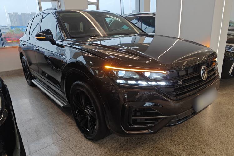 Used Volkswagen Touareg 2022 3.0 TSI Luxury Edition Black Diamond Sport Package Front Right 45 Deg