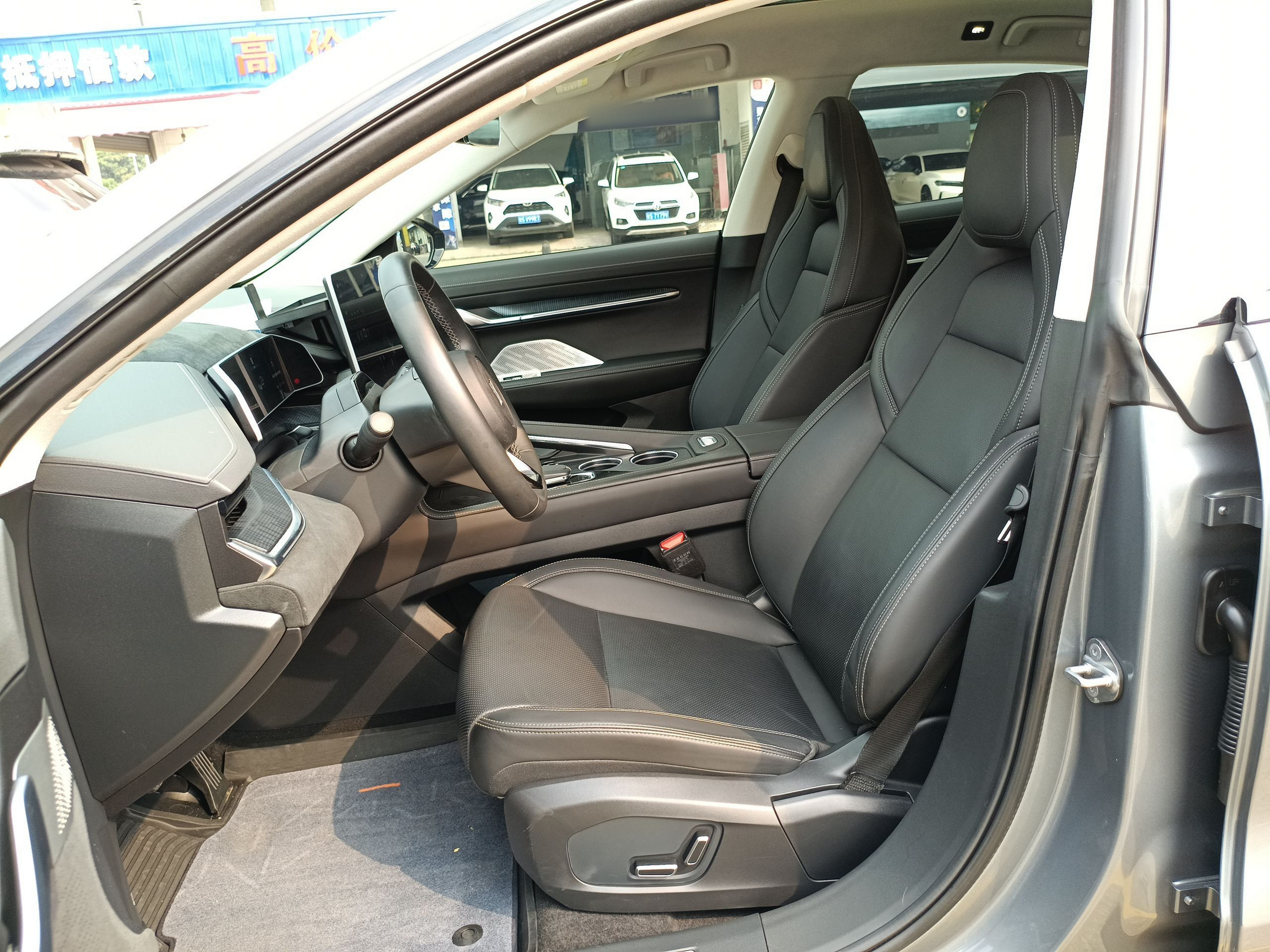 Переднее сиденье в автомобиле