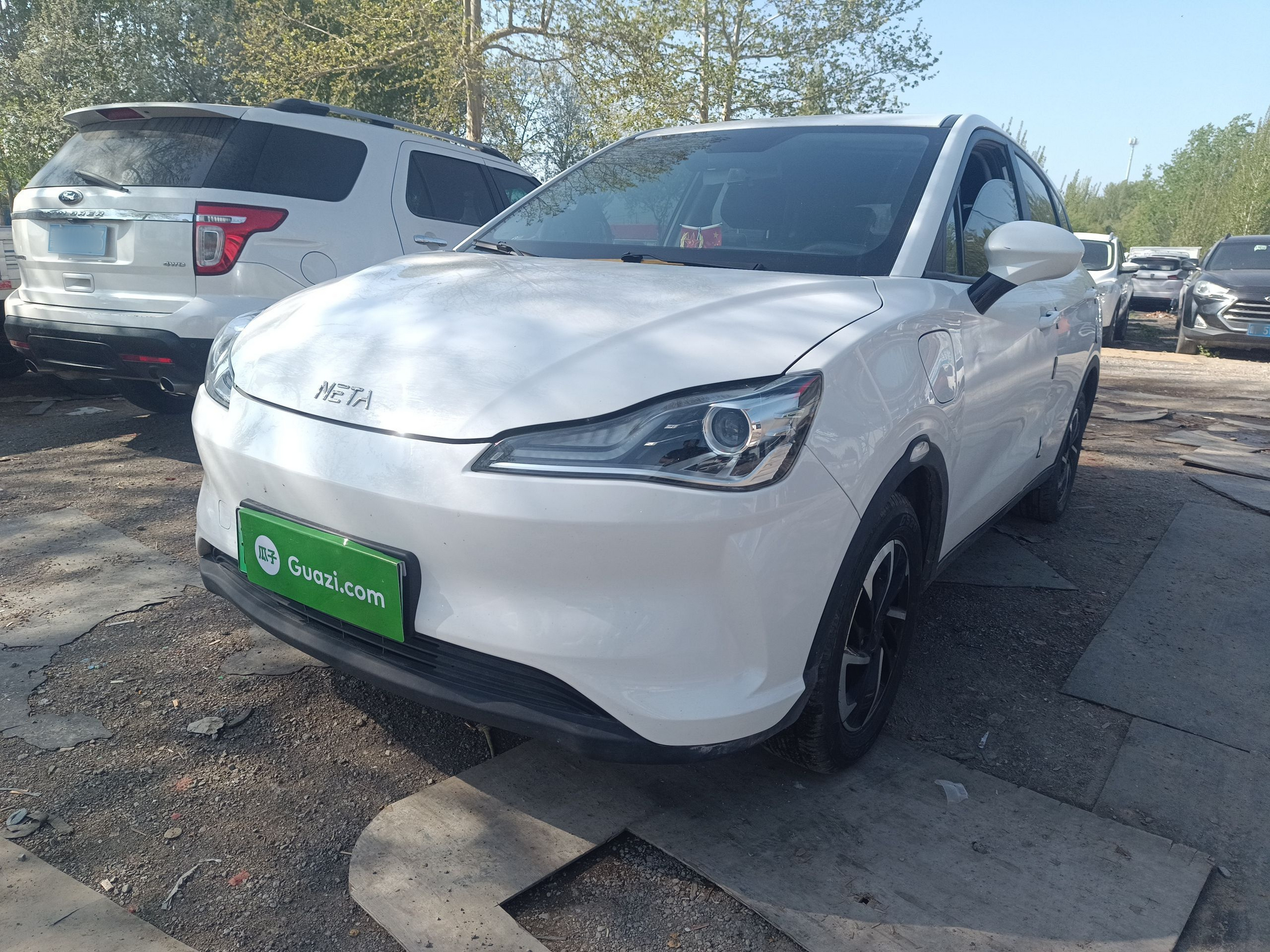 تحت مقدمة السيارة