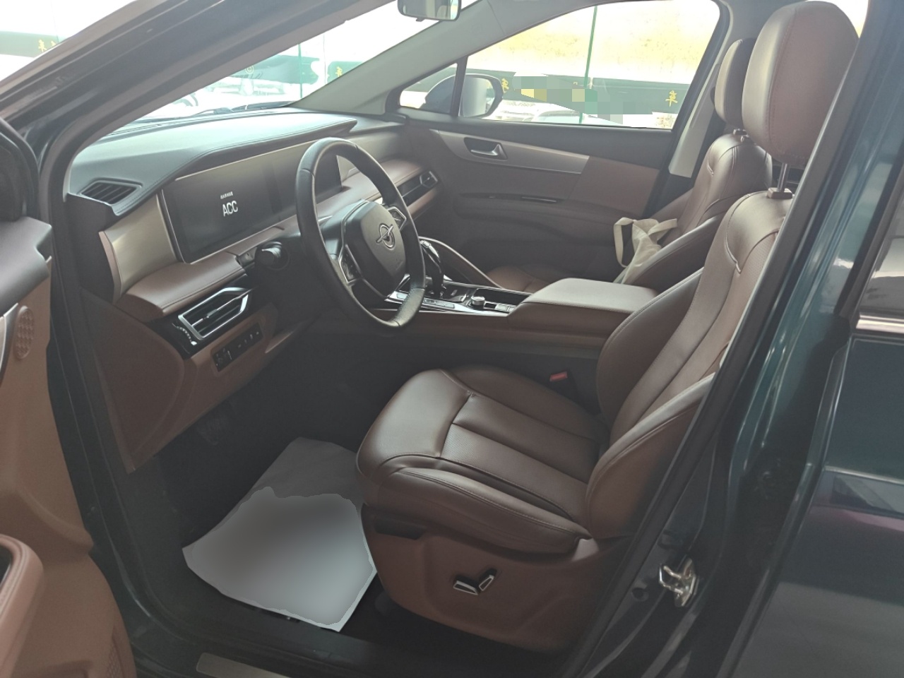 المقاعد الأمامية داخل السيارة