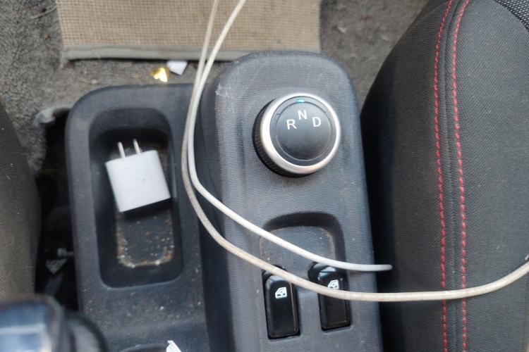 Used Yufeng Gold Warehouse 2025 Model Bus Version with Slow Charger Gear Lever