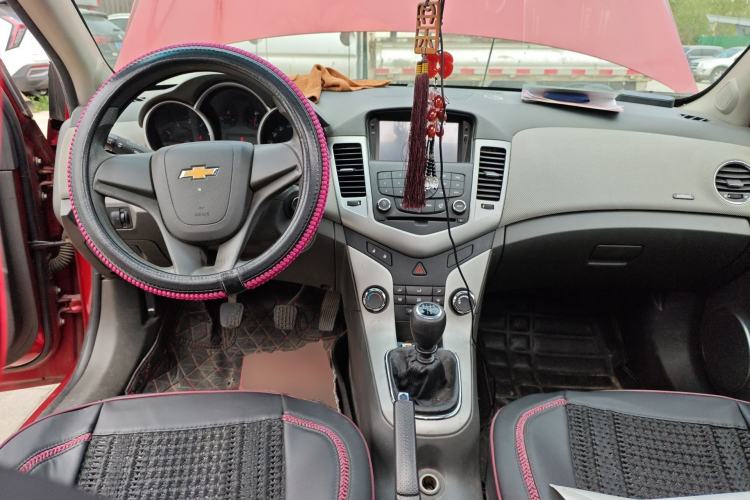 Used Chevrolet Cruze 2013 1.6L SE MT Center Console