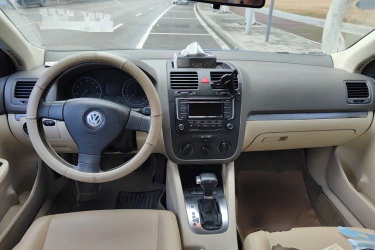 Used Volkswagen Sagitar 2009 1.6L Automatic Comfort Edition Center Console