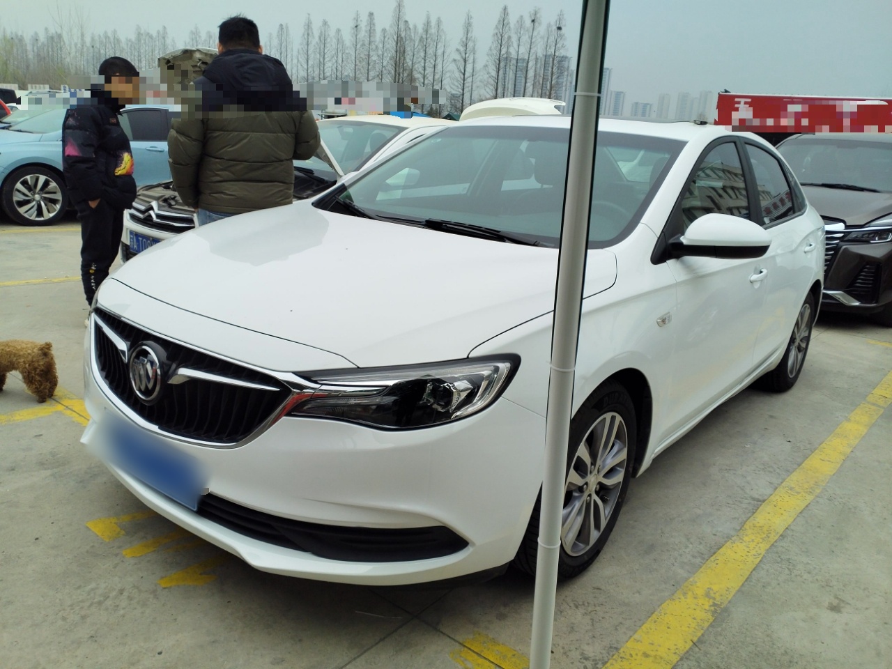 Под передней частью автомобиля