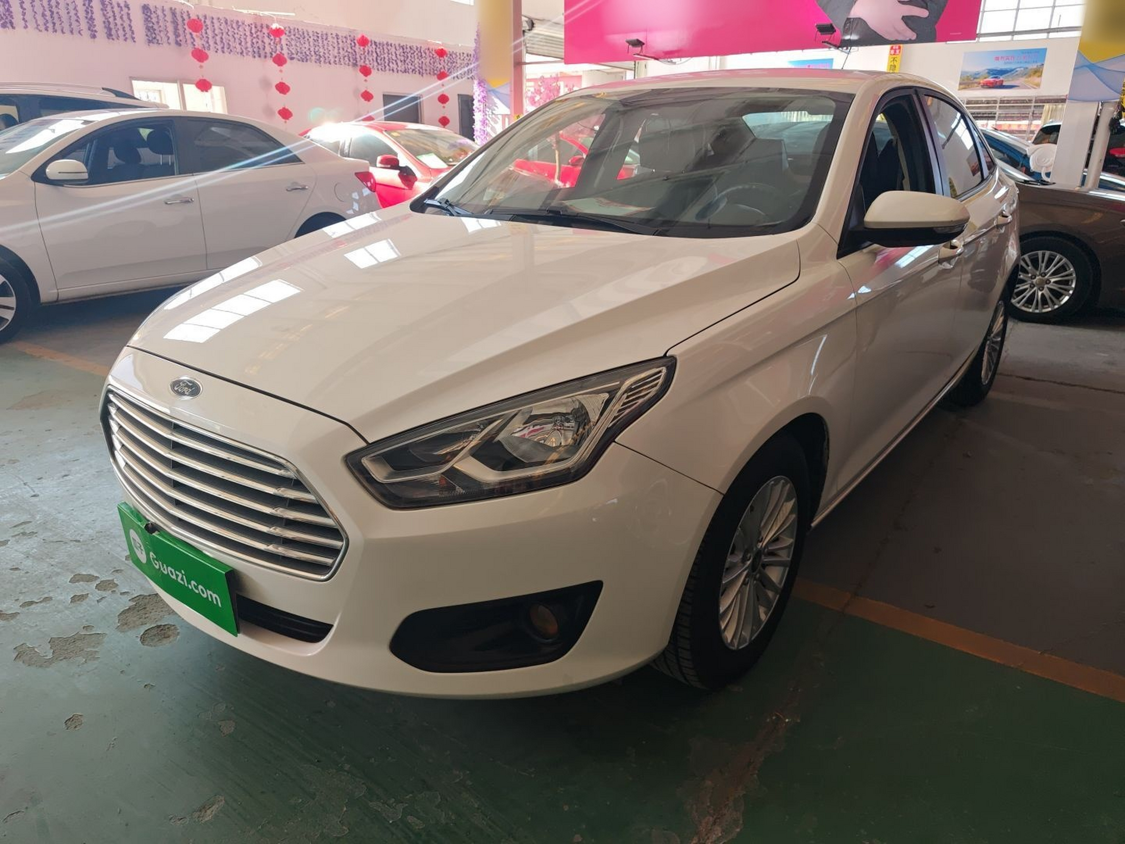 تحت مقدمة السيارة