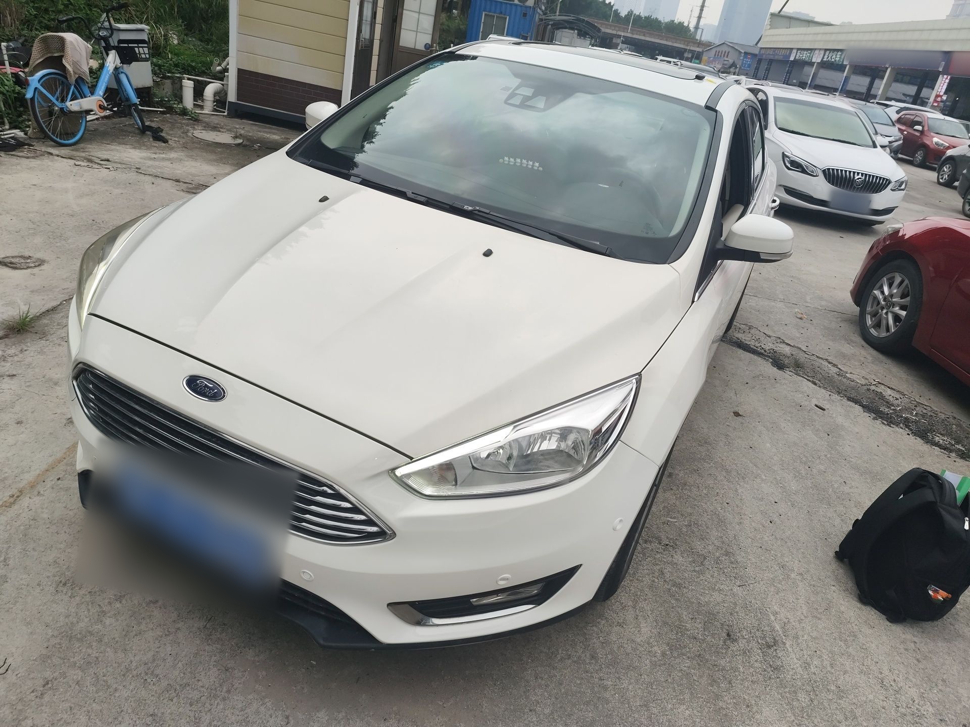 تحت مقدمة السيارة