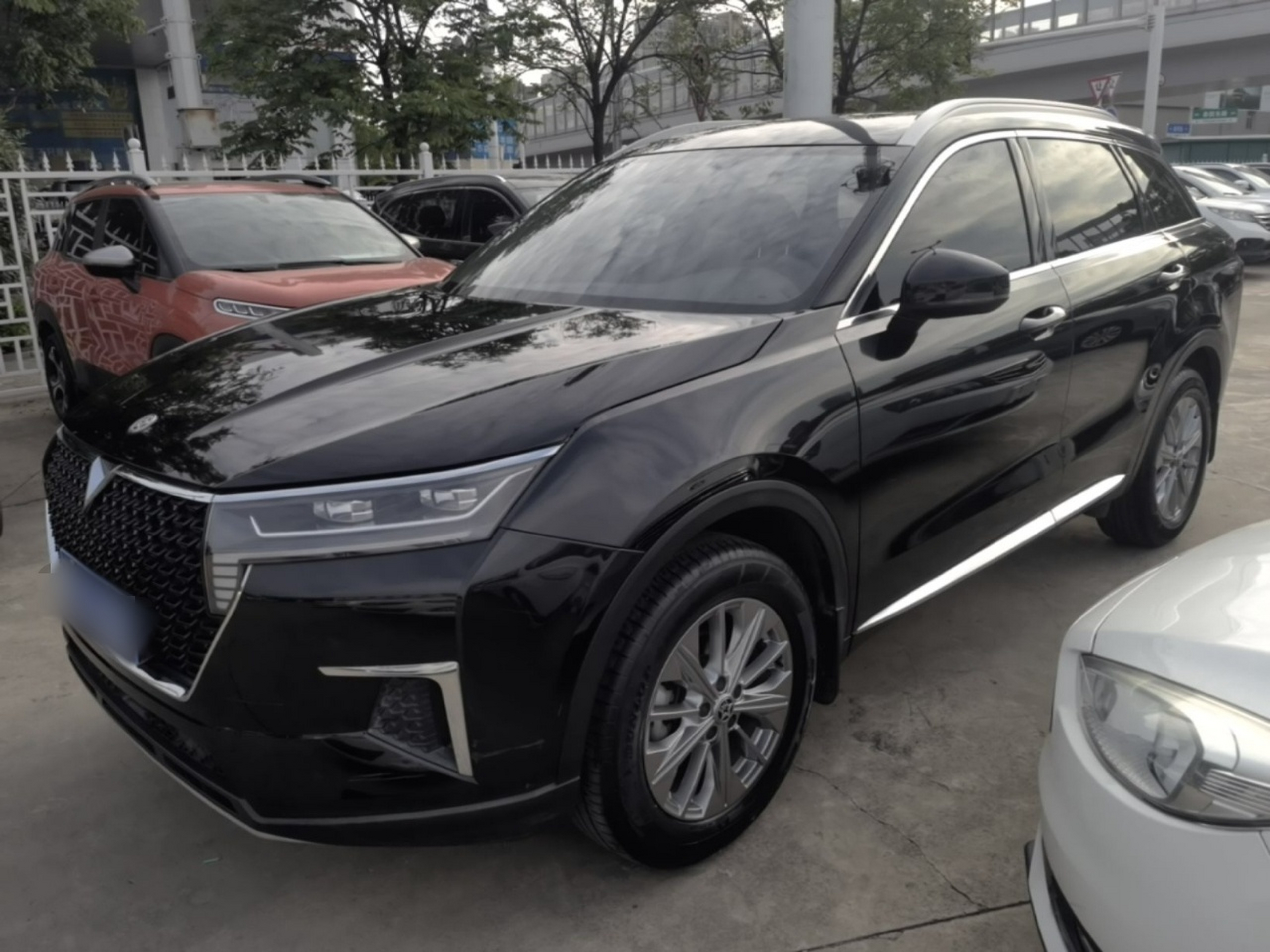 Под передней частью автомобиля