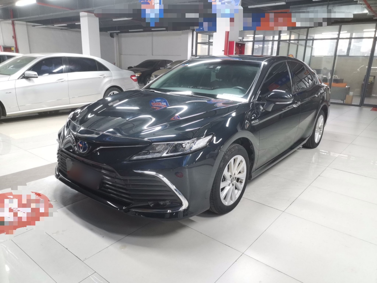 تحت مقدمة السيارة