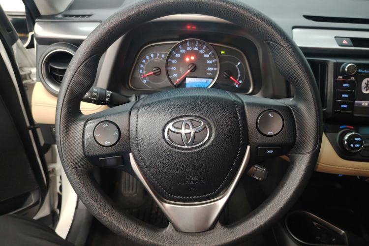 Used Toyota RAV4 2016 2.0L CVT Two-Wheel Drive Fashion Edition China V Standard Steering Wheel