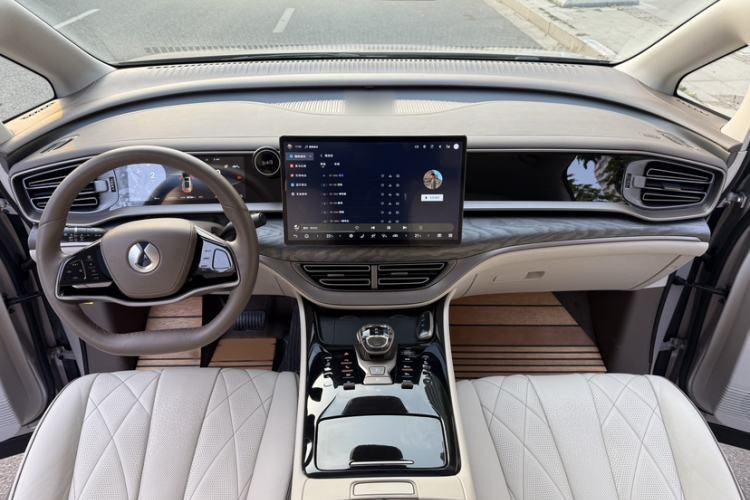 Used Denza D9 2022 DM-i 1040 Prestige Model
