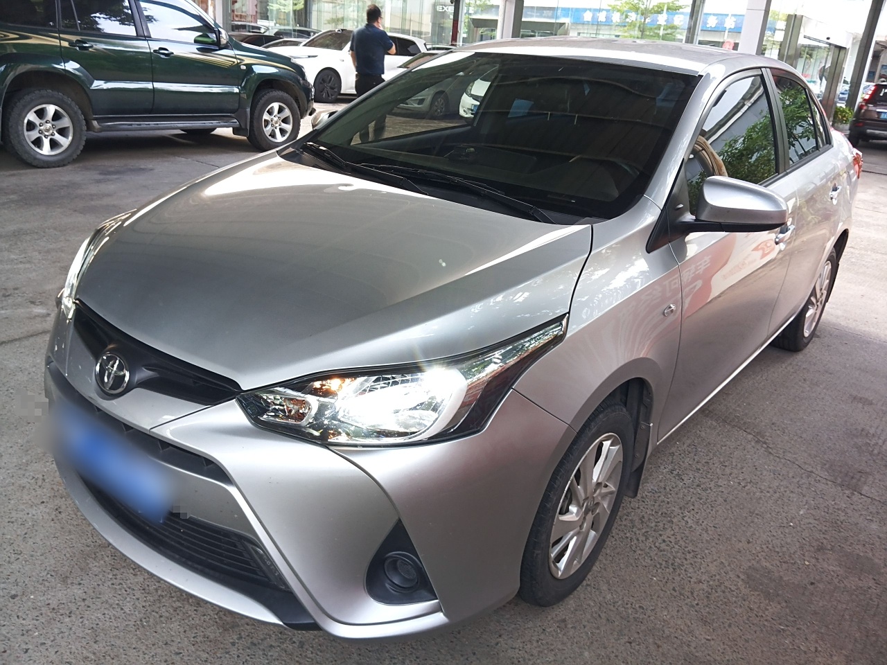 تحت مقدمة السيارة