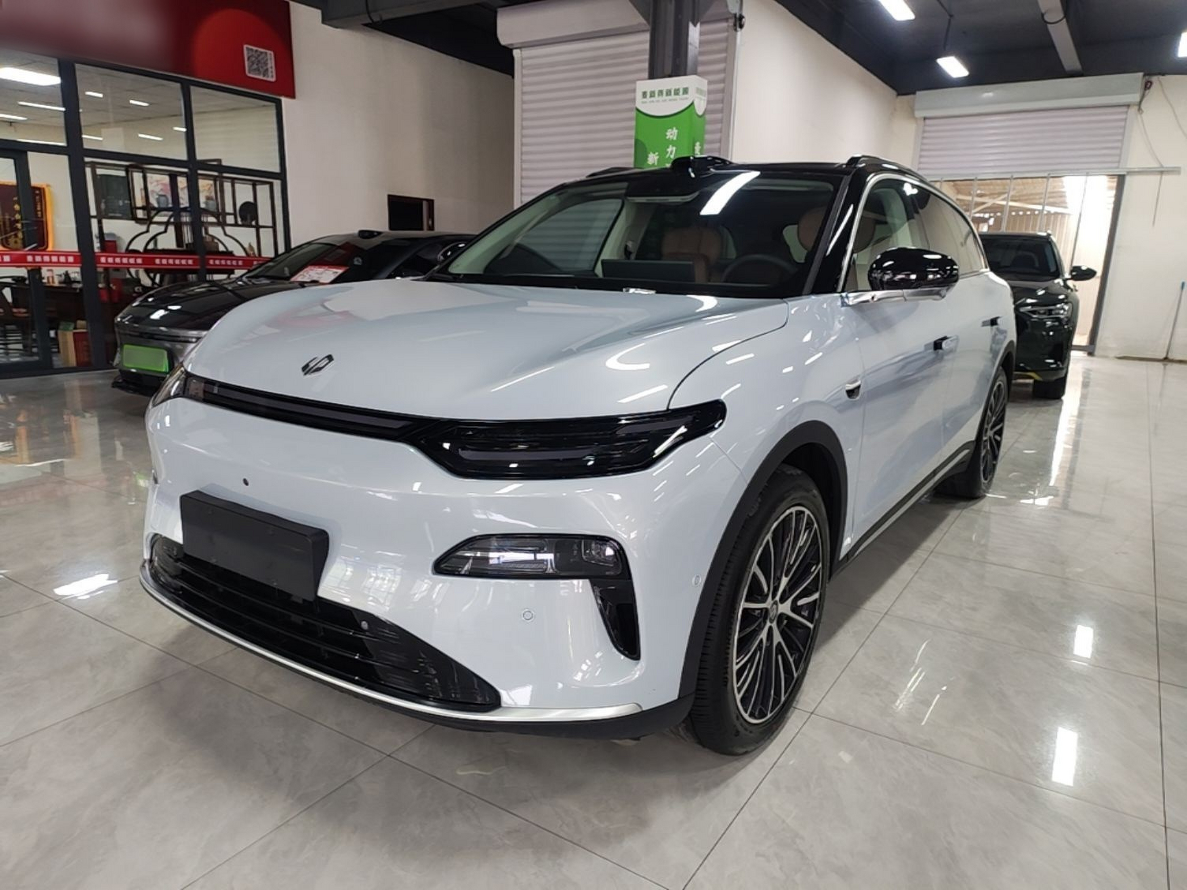 Unter der Vorderseite des Autos