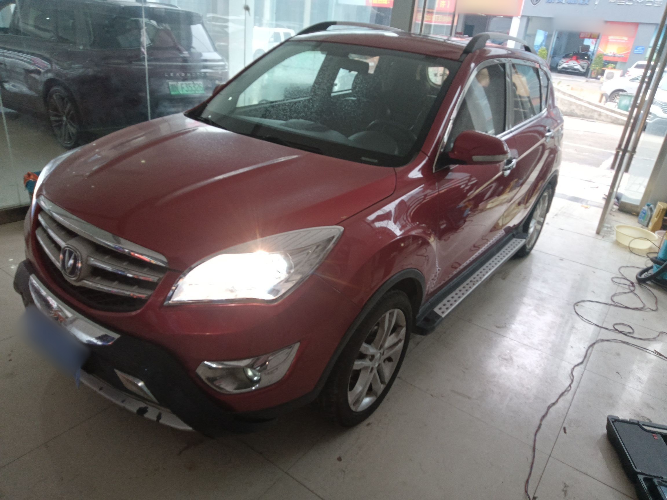 تحت مقدمة السيارة